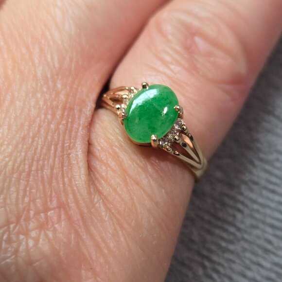 Elegant Jade Oval Ring with 6 Diamond Accents, Size 4 - Picture 7 of 10